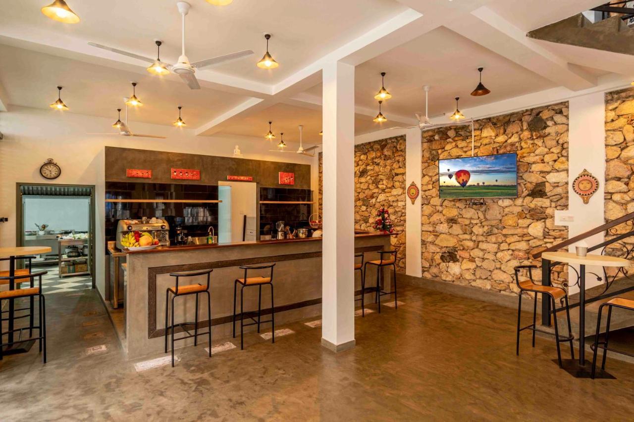 Brixia Cafe & Guest Bed & Breakfast Galle Bagian luar foto