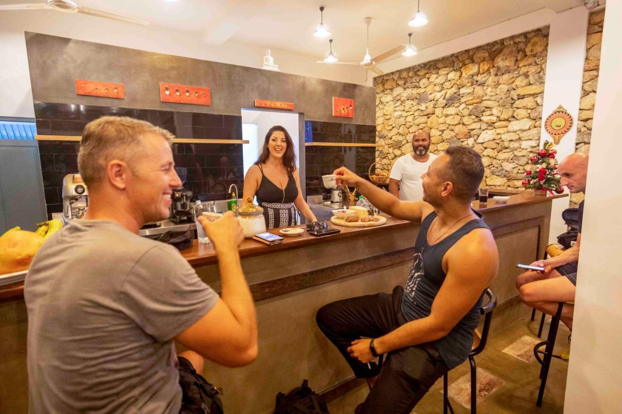Brixia Cafe & Guest Bed & Breakfast Galle Bagian luar foto