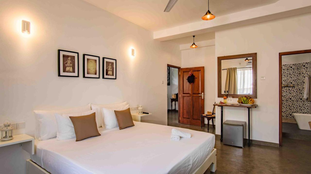 Brixia Cafe & Guest Bed & Breakfast Galle Bagian luar foto