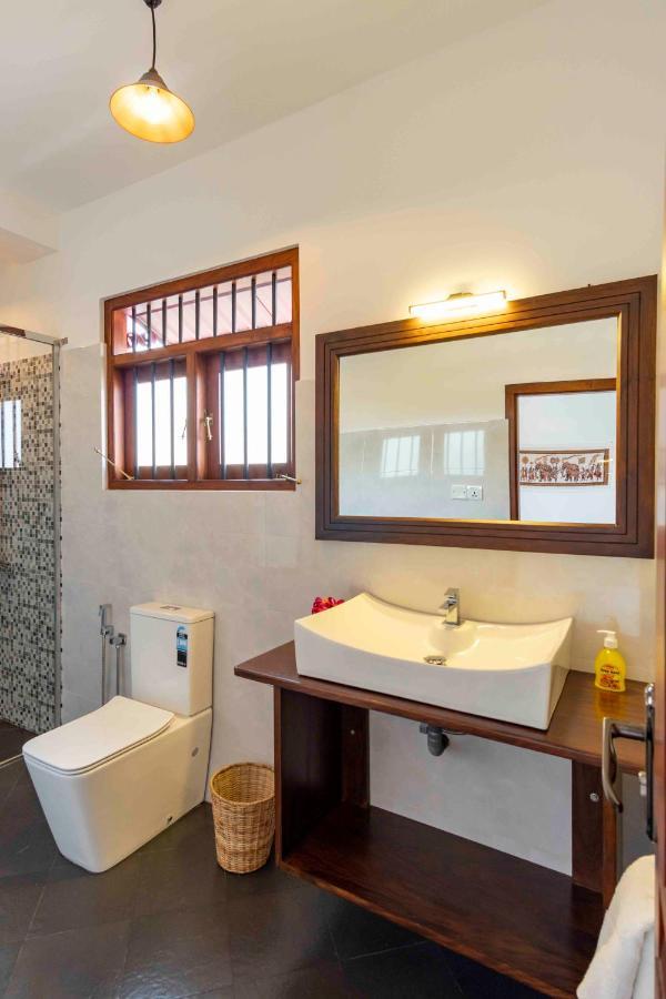 Brixia Cafe & Guest Bed & Breakfast Galle Bagian luar foto