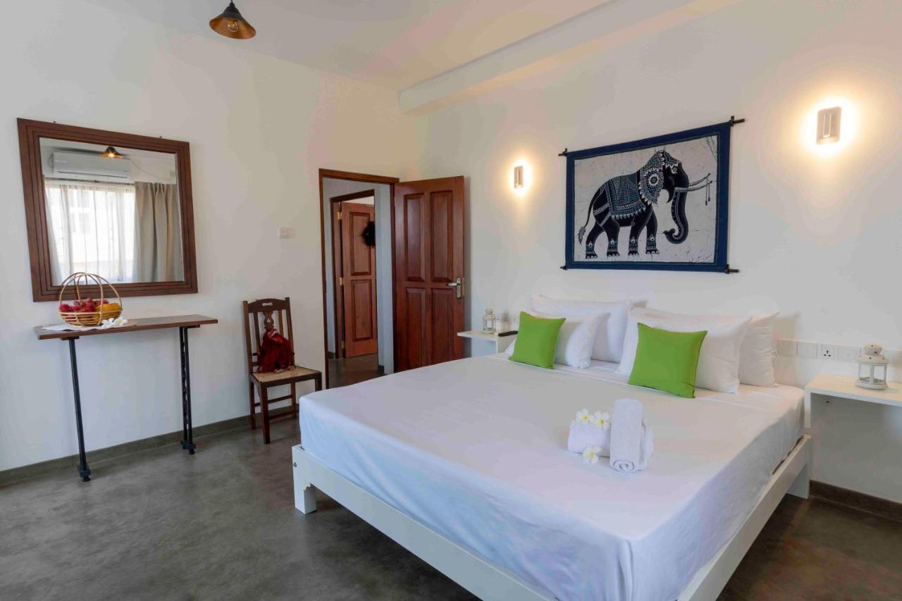 Brixia Cafe & Guest Bed & Breakfast Galle Bagian luar foto