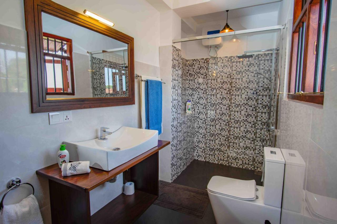 Brixia Cafe & Guest Bed & Breakfast Galle Bagian luar foto