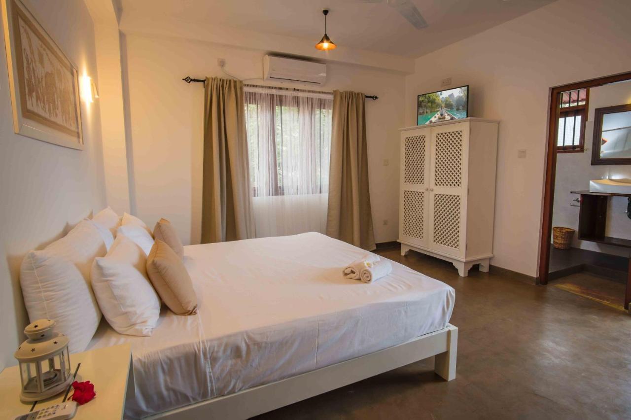 Brixia Cafe & Guest Bed & Breakfast Galle Bagian luar foto