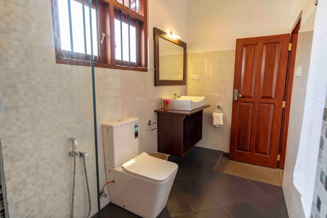 Brixia Cafe & Guest Bed & Breakfast Galle Bagian luar foto