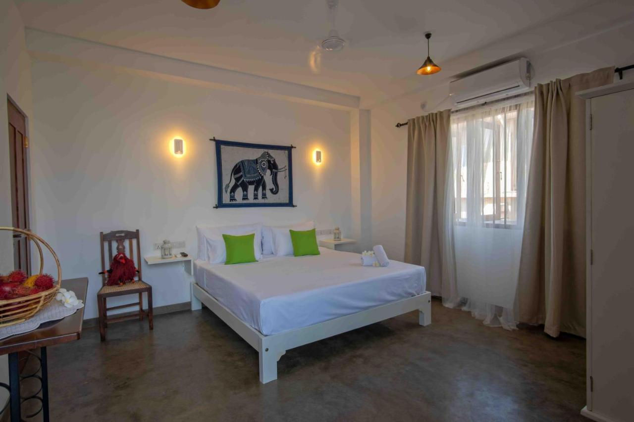 Brixia Cafe & Guest Bed & Breakfast Galle Bagian luar foto